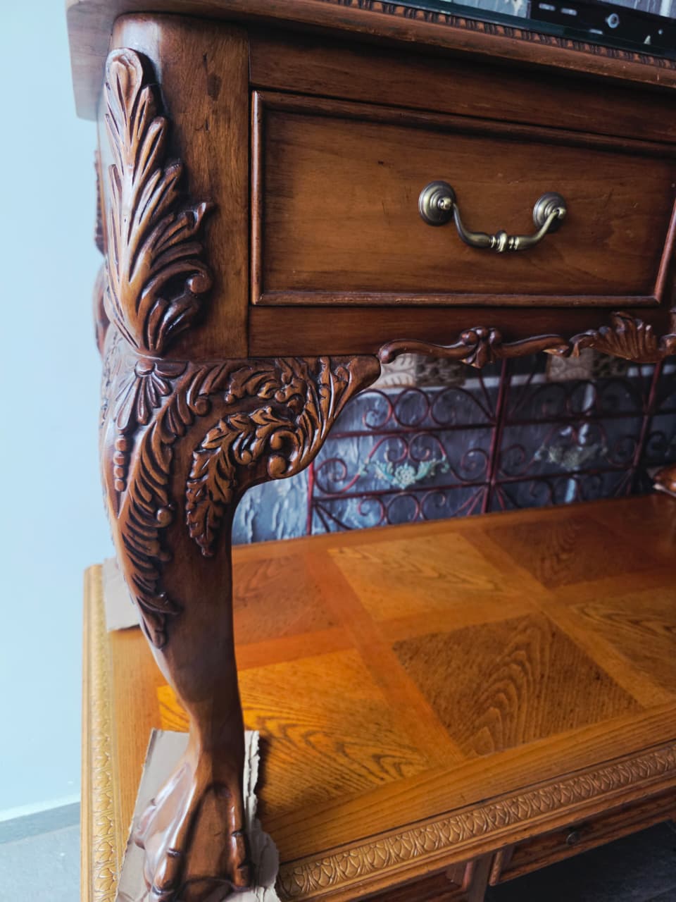 Escritorio de Nogal Estilo Chippendale con Cubierta de Vidrio 🪶⚜️🕊️