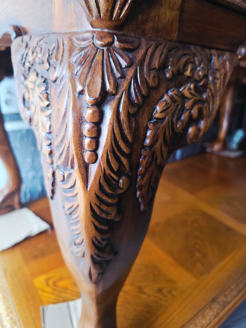 Escritorio de Nogal Estilo Chippendale con Cubierta de Vidrio 🪶⚜️🕊️