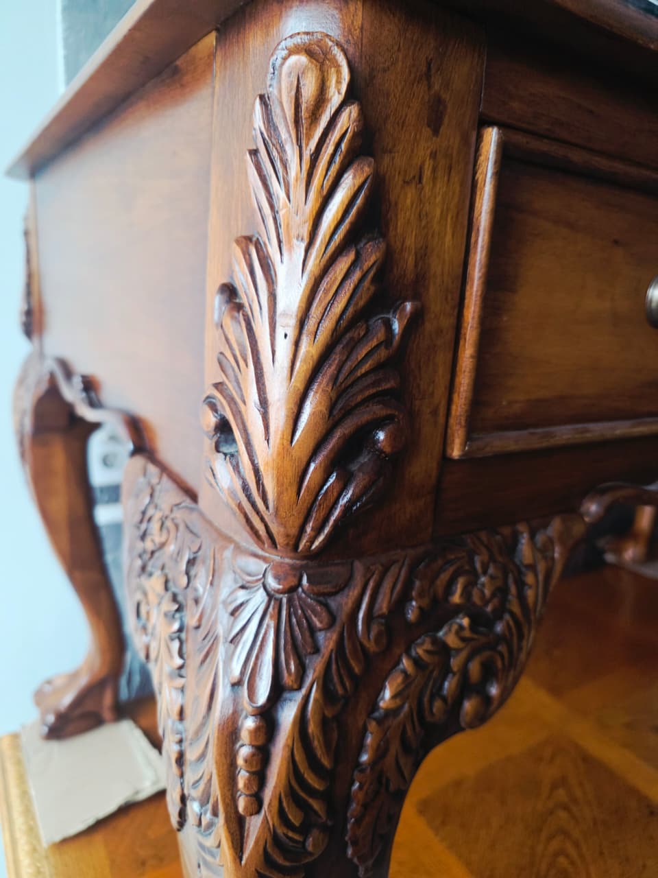 Escritorio de Nogal Estilo Chippendale con Cubierta de Vidrio 🪶⚜️🕊️