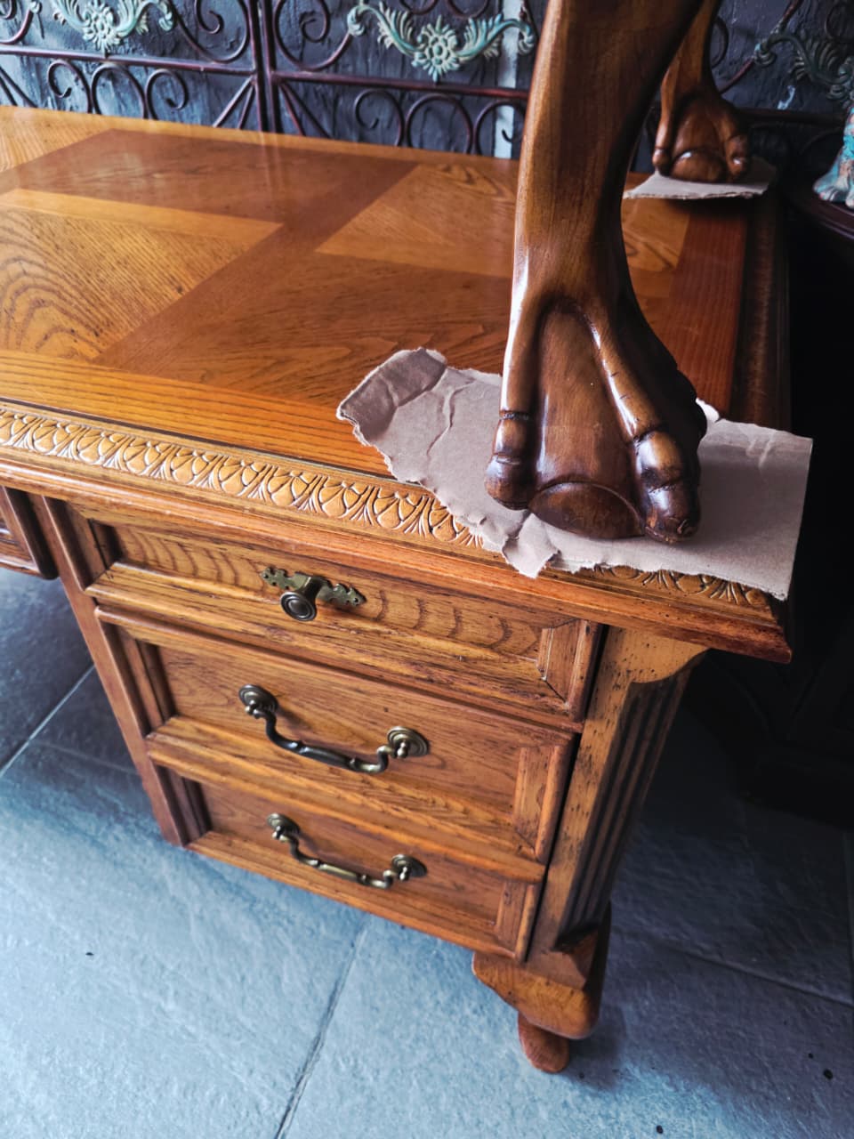 Escritorio de Nogal Estilo Chippendale con Cubierta de Vidrio 🪶⚜️🕊️