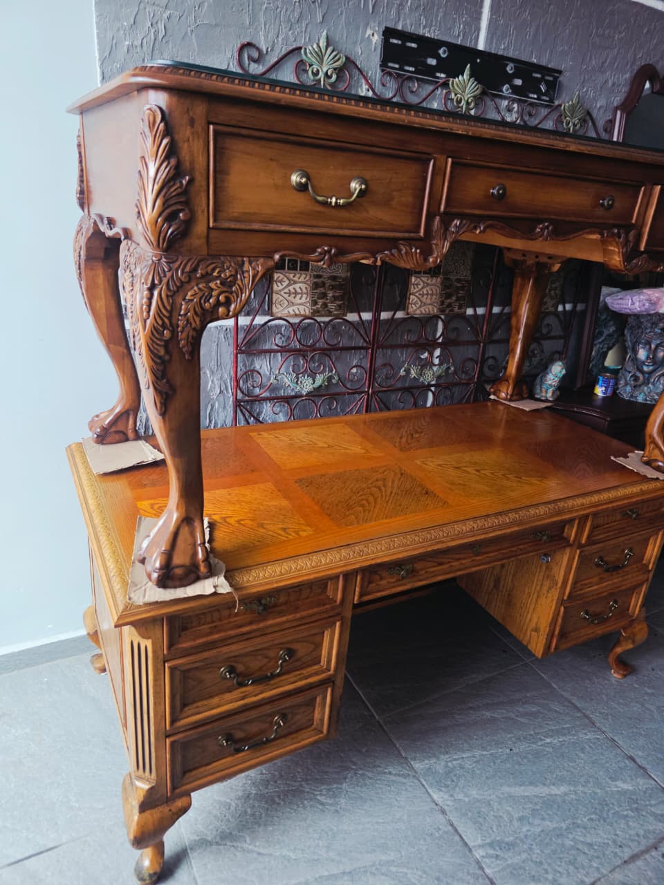 Escritorio de Nogal Estilo Chippendale con Cubierta de Vidrio 🪶⚜️🕊️