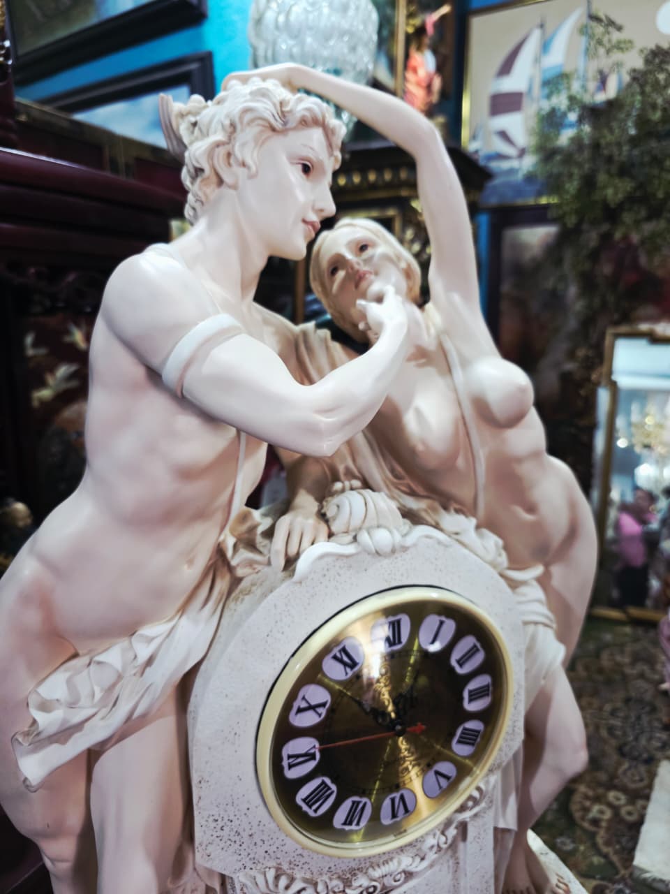 Reloj Escultorico Neoclasico-Romantico – Hombre y Mujer con Movimiento de Cuarzo ✨🏛️⏳