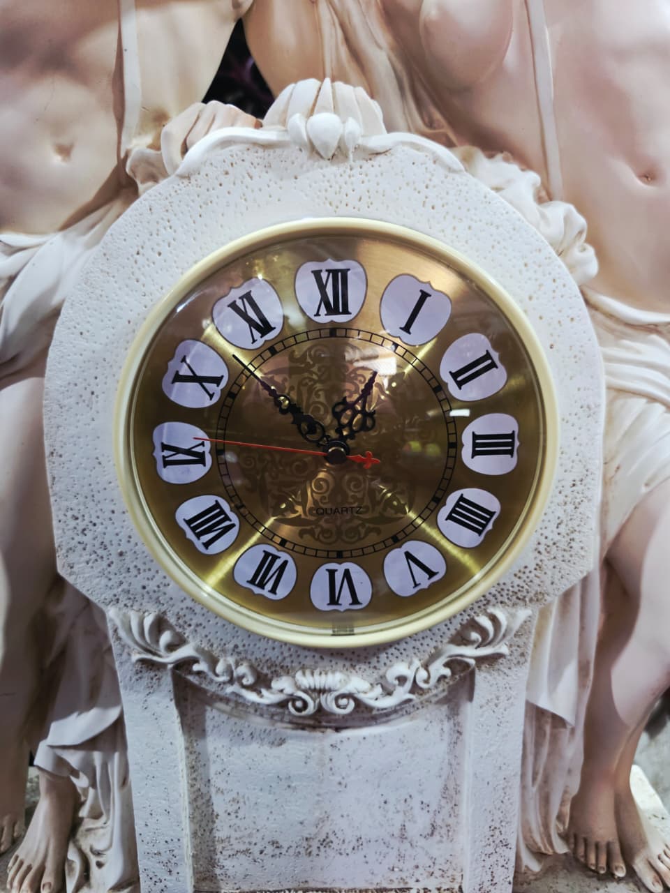 Reloj Escultorico Neoclasico-Romantico – Hombre y Mujer con Movimiento de Cuarzo ✨🏛️⏳