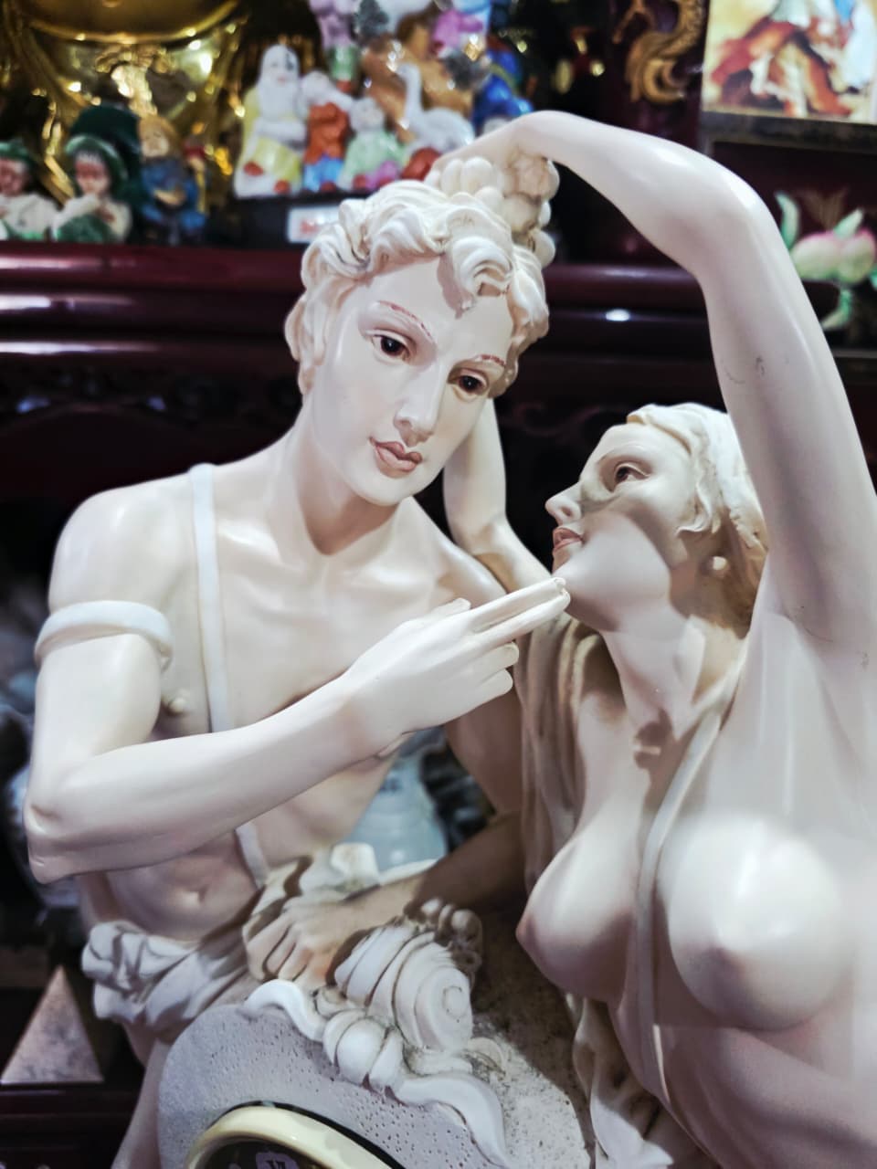 Reloj Escultorico Neoclasico-Romantico – Hombre y Mujer con Movimiento de Cuarzo ✨🏛️⏳