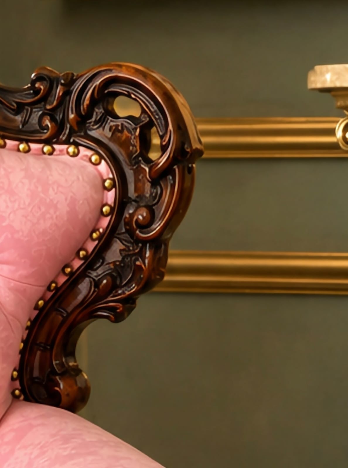 Espectacular Sala Victoriana de Lujo en Madera Tallada y Tapicería Capitoneada Rosa 🏛️