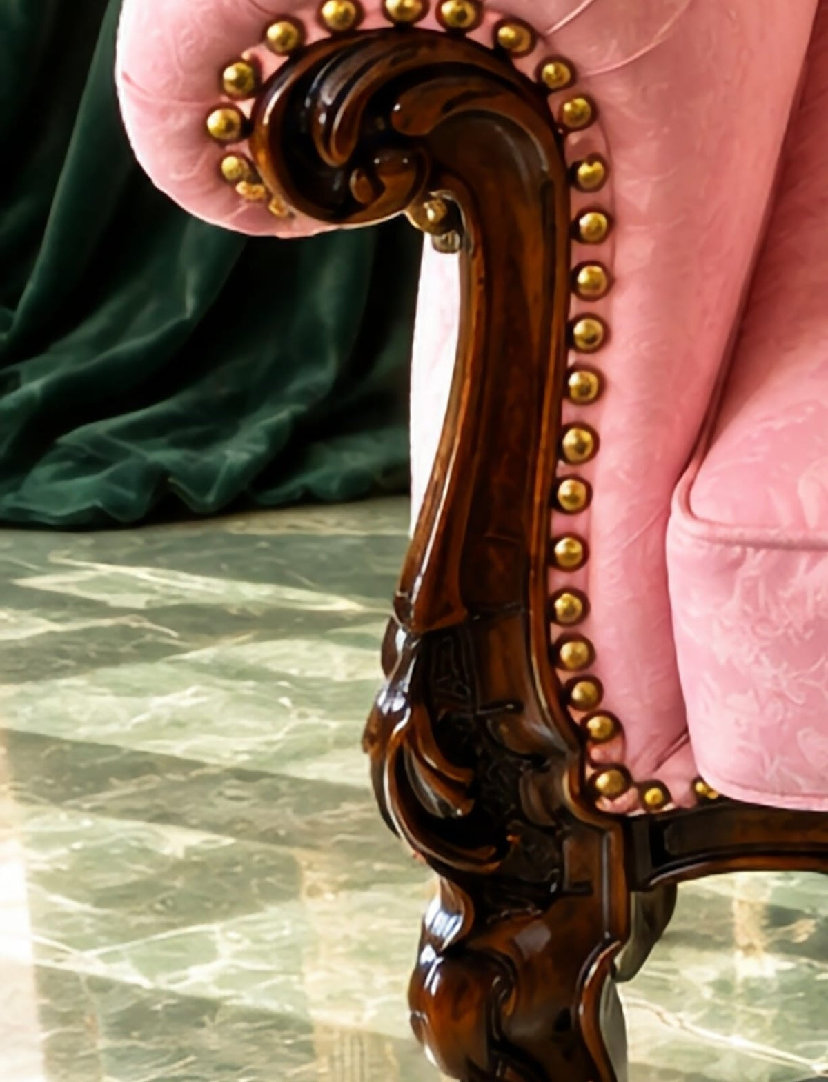 Espectacular Sala Victoriana de Lujo en Madera Tallada y Tapicería Capitoneada Rosa 🏛️