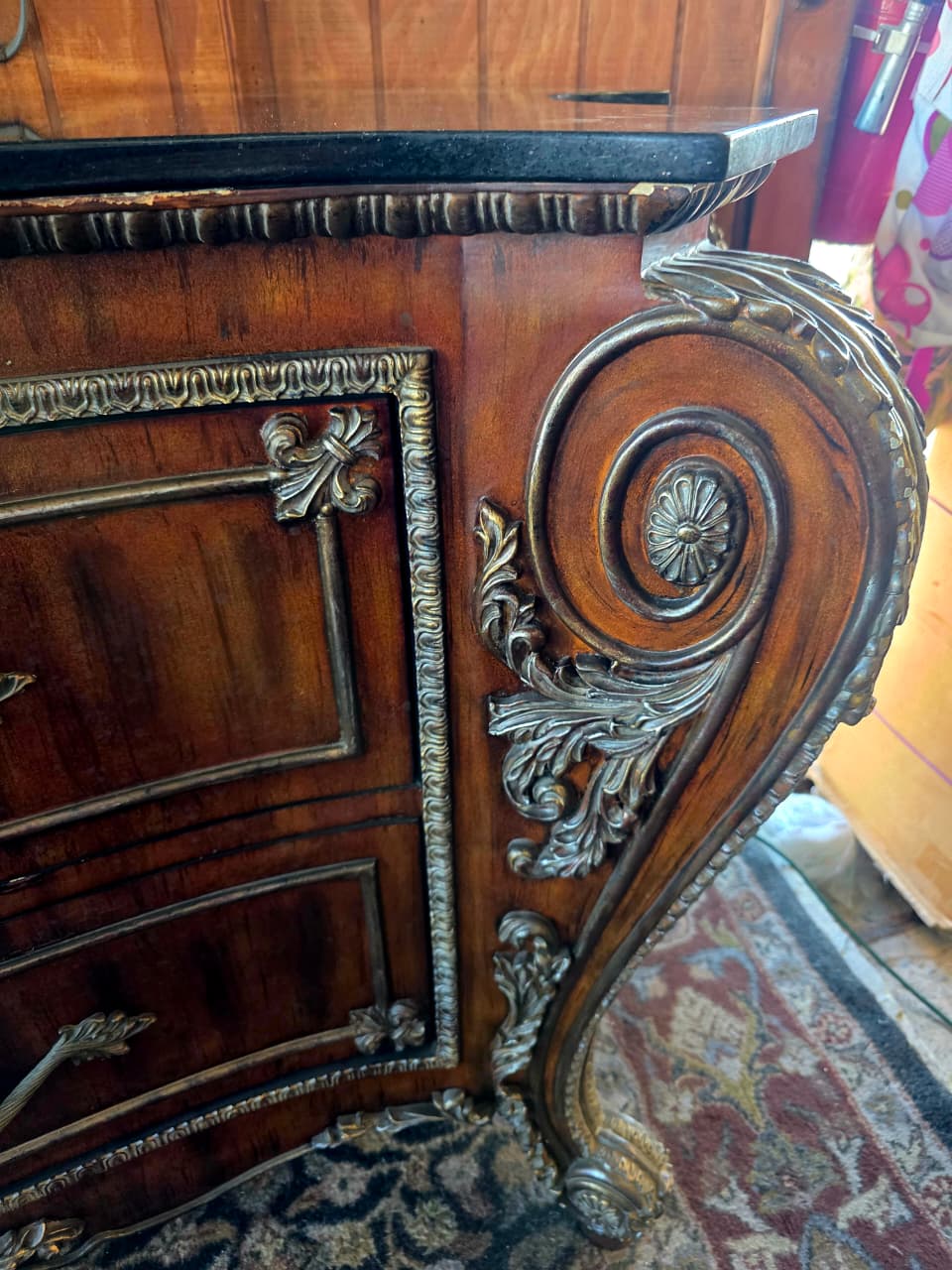 🏛️ Comoda Monumental Estilo George III Bombe con Cubierta de Granito Negro 🏛️