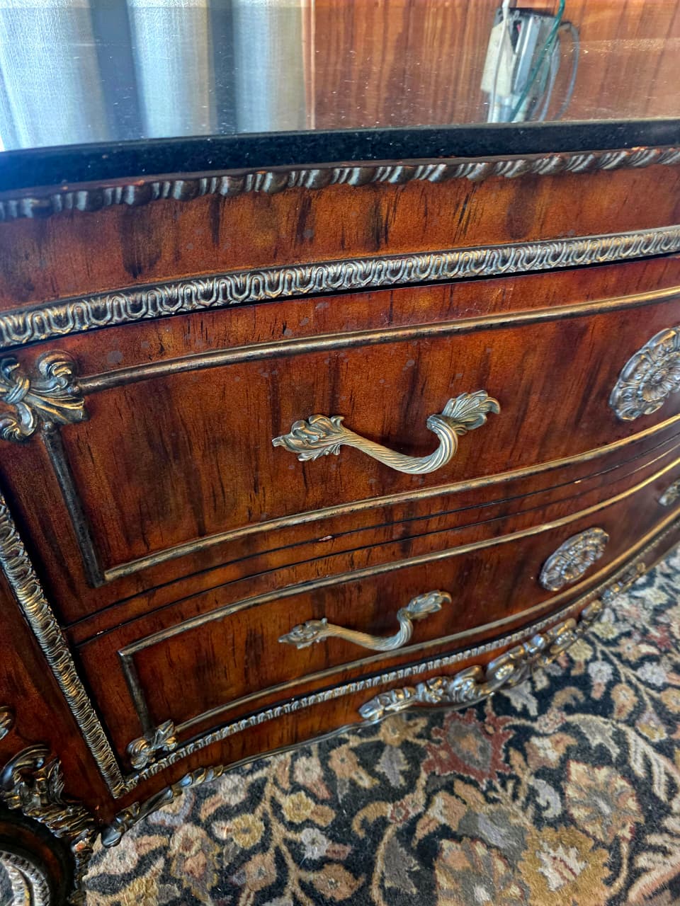 🏛️ Comoda Monumental Estilo George III Bombe con Cubierta de Granito Negro 🏛️